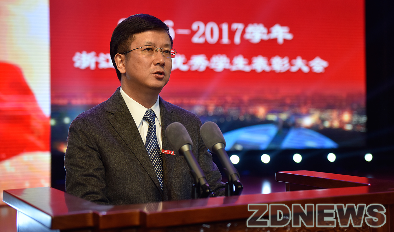 校党委书记邹晓东,校长吴朝晖分别为"十佳大学生"荣誉称号获得者"